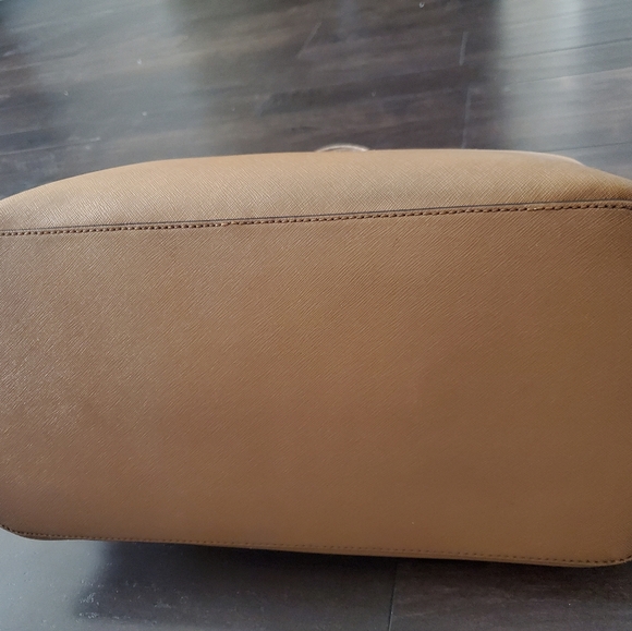 Michael Kors Tote Purse Camel color - Picture 5 of 11